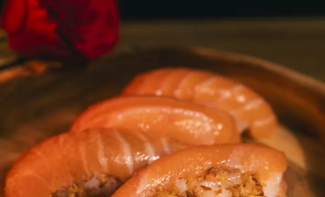 Nigiri Saumon/Onion Frit et riz betterave