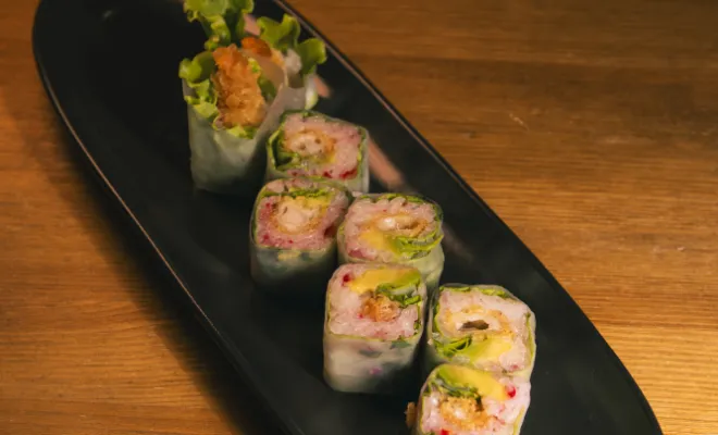 Springroll Crevette Tempura/avocat, menthe, coriandre et riz betterave