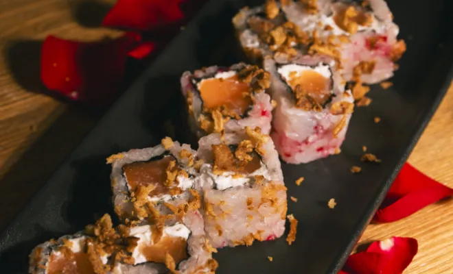 California Saumon/fromage frais, onion frit et riz betterave