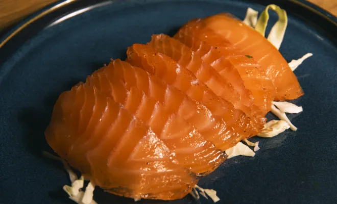 Sashimi saumon et sashimi saumon gravelax